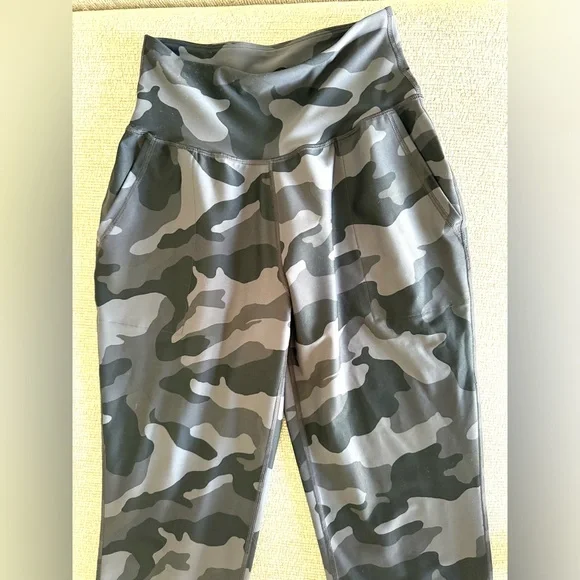 Old Navy Active Gray Camouflage Leggings - Picture 2 of 5